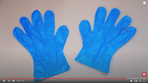 Comment faire des gants avec un sac en plastique, un patron et un fer à repasser